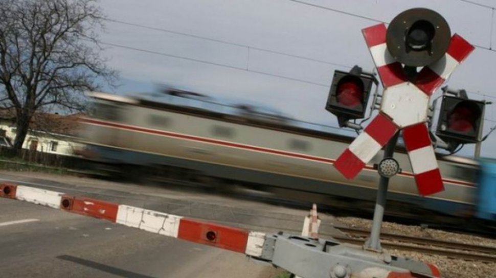 Mașină lovită de tren pe calea ferată, la Covasna. Șoferul a reușit să scape cu viață și a fost amendat