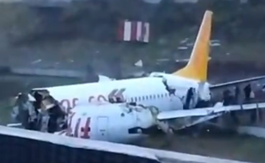 Accident aviatic în Turcia: Un avion s-a rupt în bucăți pe pista aeroportului. Peste 100 de răniți (VIDEO)