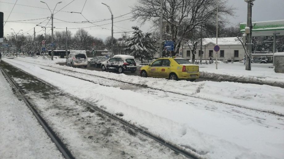 Ce amenzi riscă şoferii care nu îşi curăţă maşinile de zăpadă