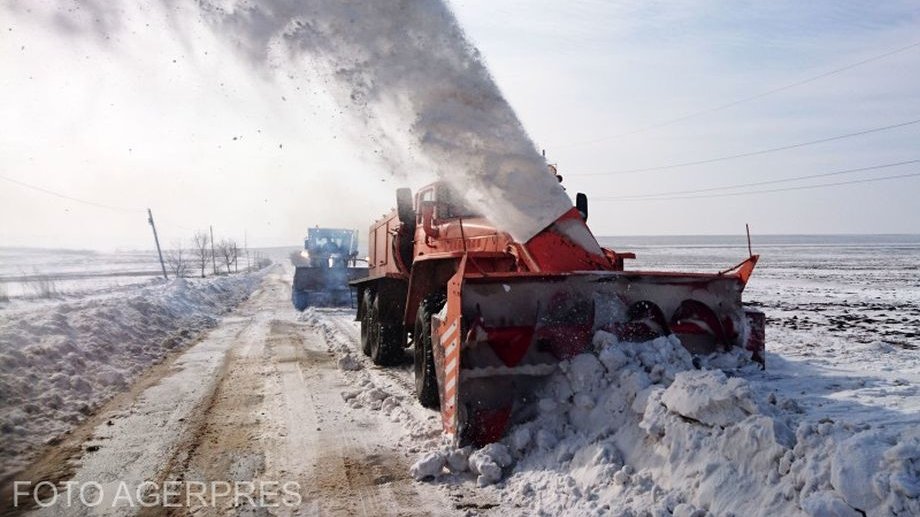 Iarna a făcut ravagii în România. Sunt drumuri închise și trenuri anulate sau cu întârzieri de sute de minute: zeci de mii de oameni lăsați fără curent