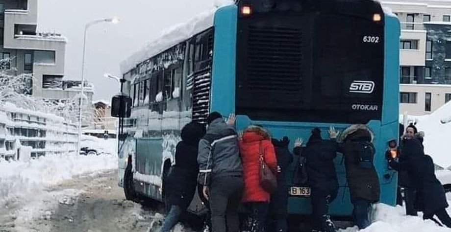 Imaginile zilei! Cum au încercat mai mulți călători să scoată un autobuz STB din zăpadă - FOTO