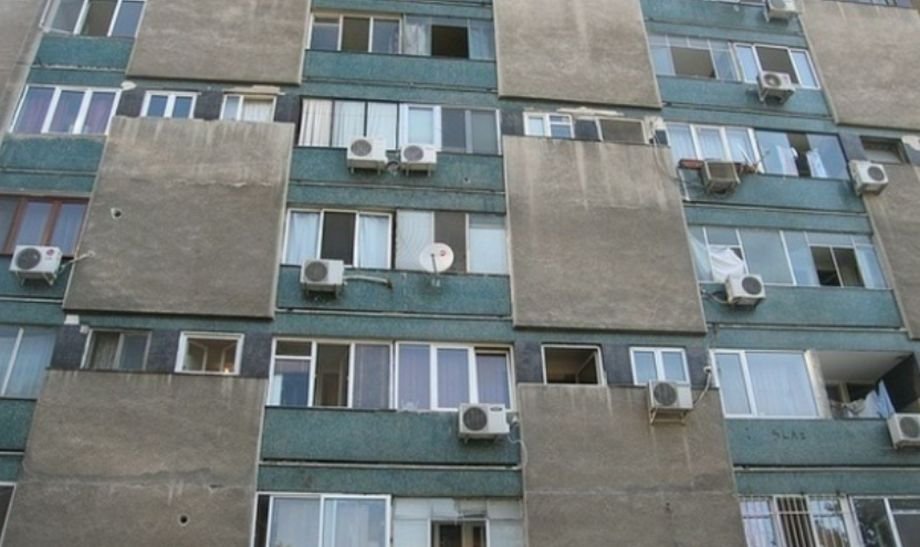 O adolescentă de 16 ani s-a aruncat de la etaj, în Craiova, după ce s-a certat cu părinții