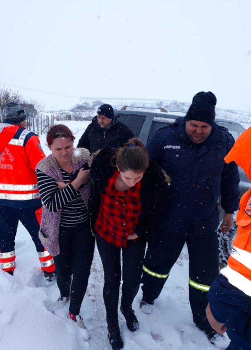O tânără de 17 ani, din Băneasa, însărcinată în şapte luni, transportată cu şenilata la spital 642823