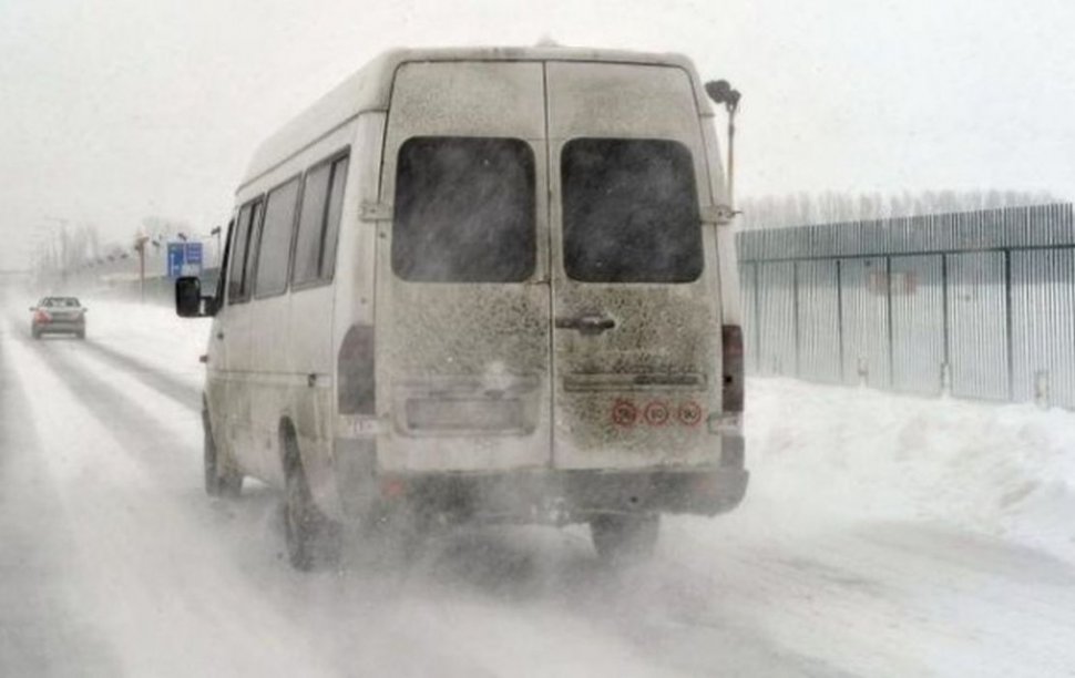 Viscolul a paralizat traficul în Ialomița! Un microbuz de călători şi 20 de mașini au rămas blocate în zăpadă