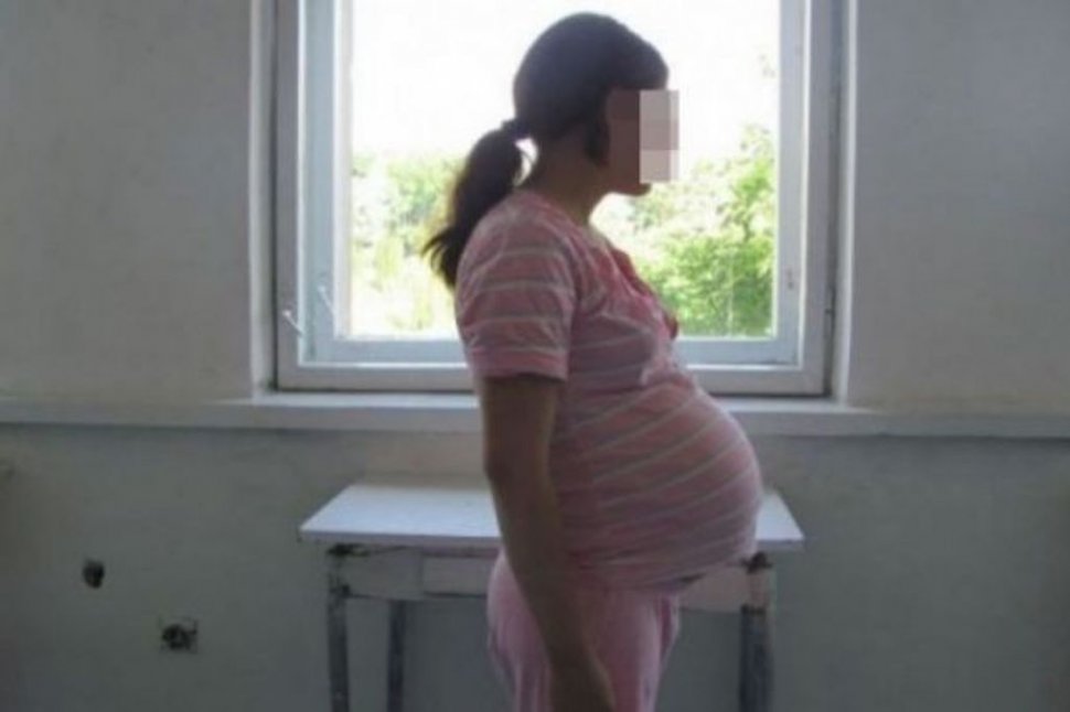 Fată însărcinată la 13 ani, cu un băiat de 10 ani, ascunde un secret parcă ireal. A fost dată de gol deși medicii susțin că ar fi imposibil să fie gravidă: ” ”Iniţial, am crezut că are o enterocolită”