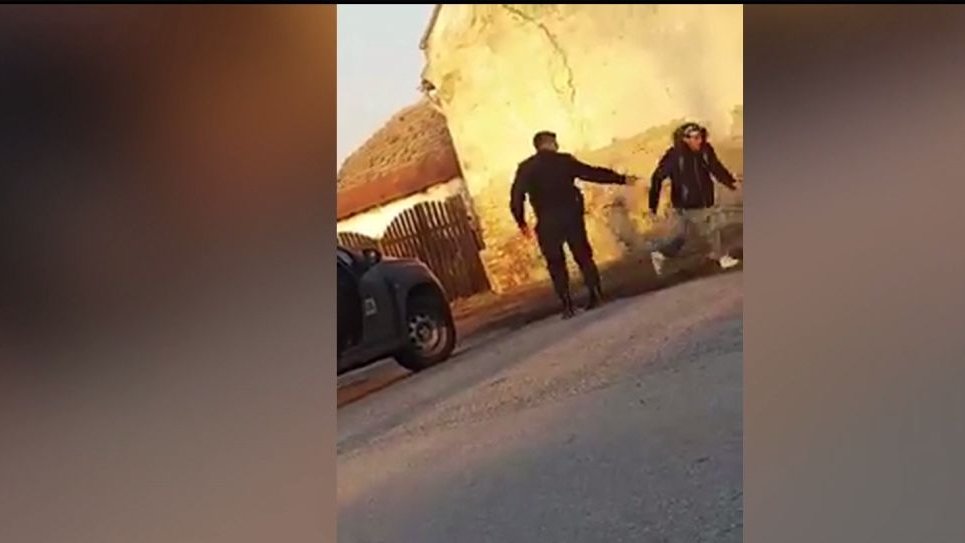Imagini amuzante cu un poliţist de frontieră care încerca să imobilizeze un bărbat la graniţa cu Serbia - VIDEO