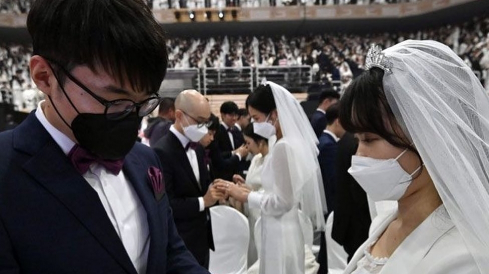 Mii de cupluri și-au unit destinele în cadrul aceleiași ceremonii, în ciuda epidemiei de coronavirus
