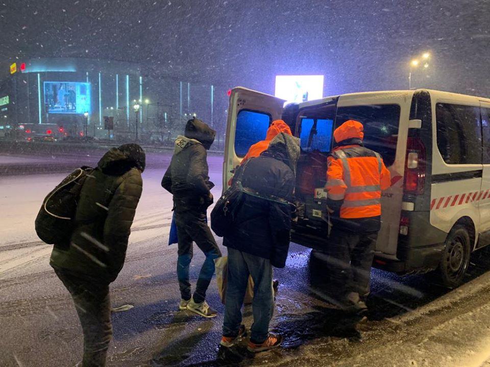 Prima noapte cu zăpadă pentru oamenii fără adăpost din București 643142