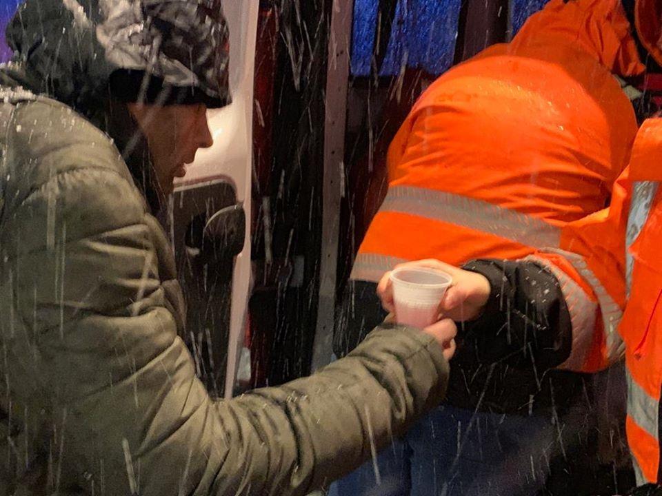 Prima noapte cu zăpadă pentru oamenii fără adăpost din București 643144