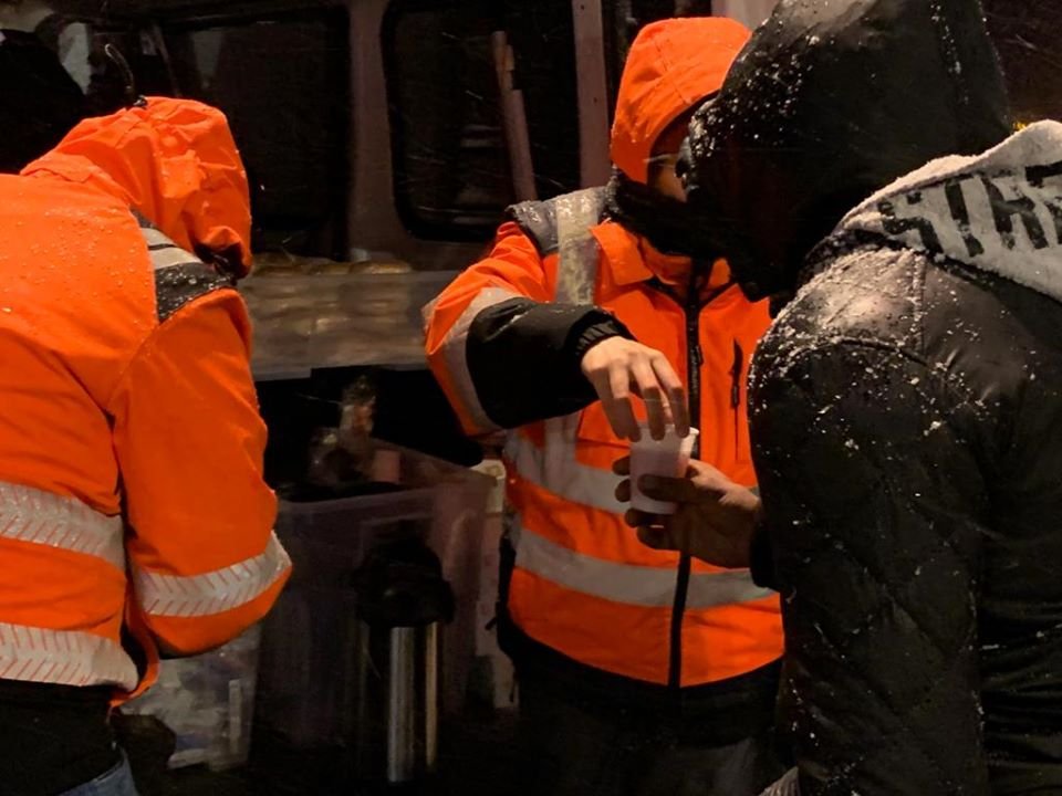 Prima noapte cu zăpadă pentru oamenii fără adăpost din București