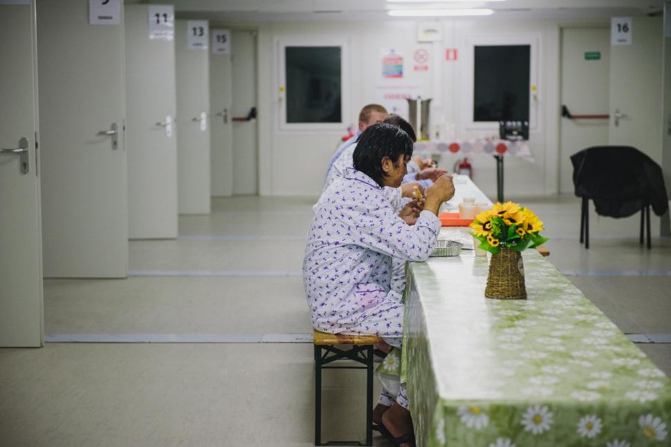 Prima noapte cu zăpadă pentru oamenii fără adăpost din București 643147