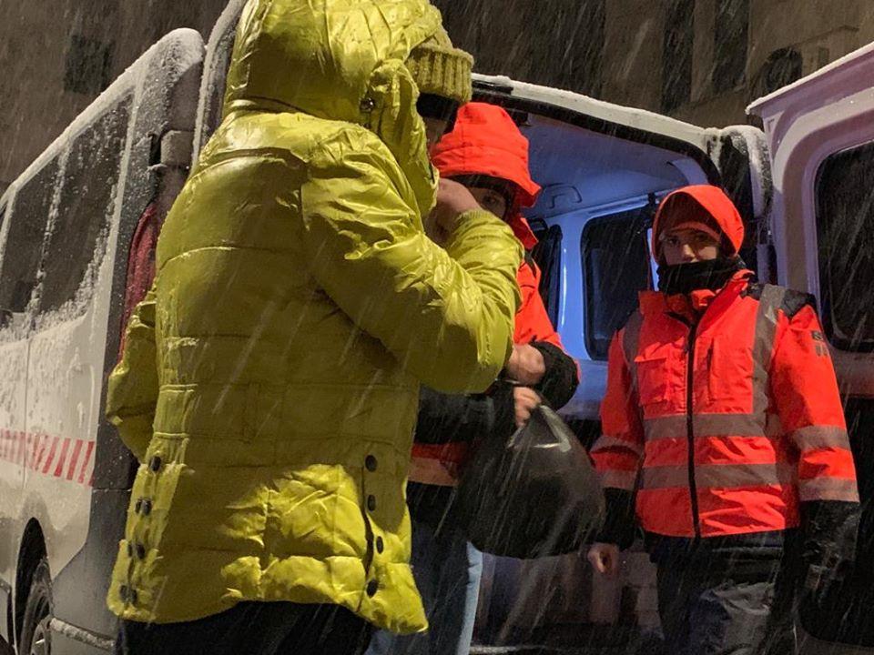 Prima noapte cu zăpadă pentru oamenii fără adăpost din București 643148