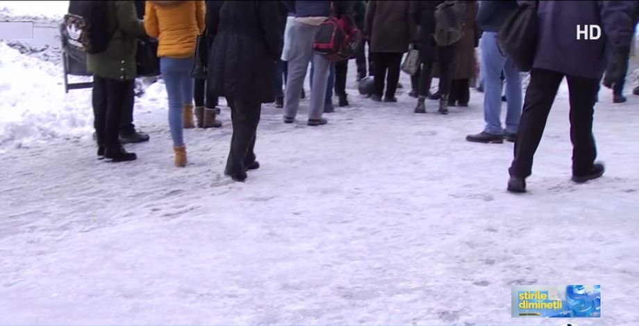 Trotuarele îngheţate din Capitală, un pericol pentru bucureşteni