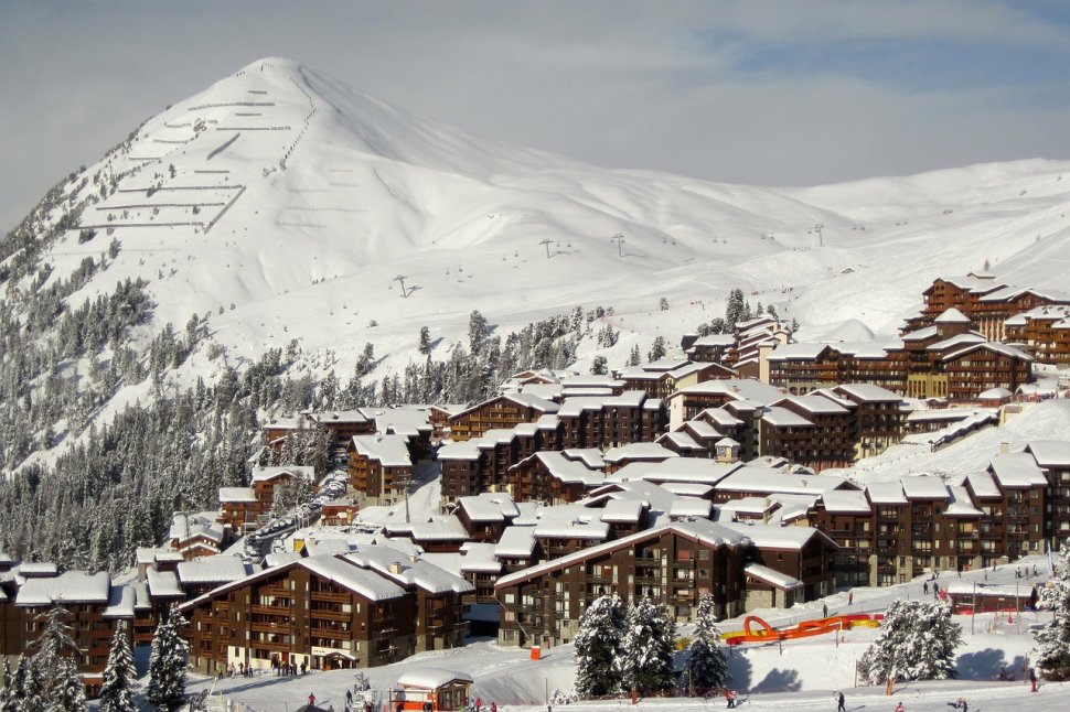 Alertă într-o stațiune de schi din Franța! Cinci turiști s-au infectat cu noul coronavirus
