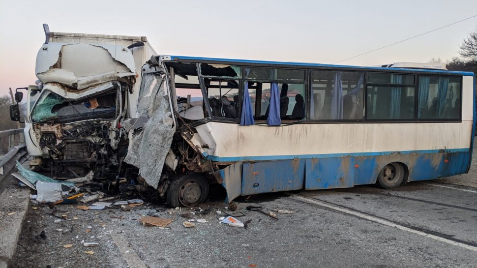 Accident cumplit între un autobuz și un camion, în Bistrița-Năsăud (VIDEO)