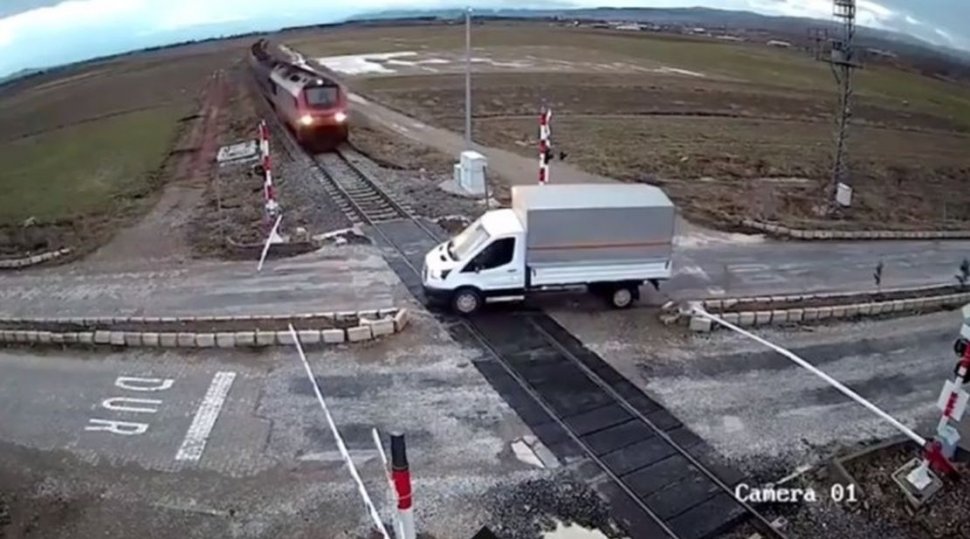 Momentul de infarct în care un camion este spulberat de tren - VIDEO