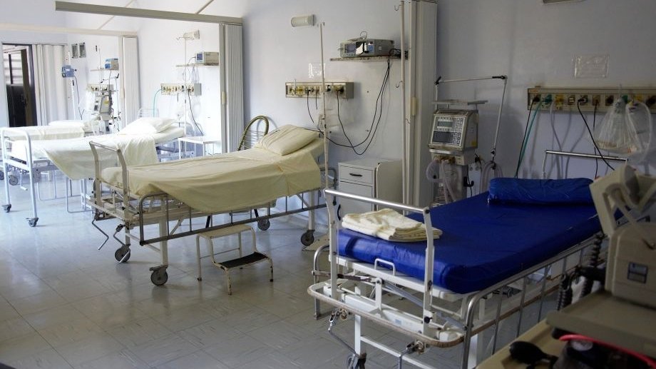 Situație revoltătoare la Focșani. Gândaci fotografiaţi în secţia de pediatrie a spitalului județean: Doamne ferește! Gândaci ca la ghenă! (FOTO)