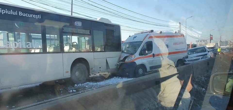 Autobuz STB şi o ambulanţă, accident cu cinci răniţi la intrare în Bucureşti (FOTO)