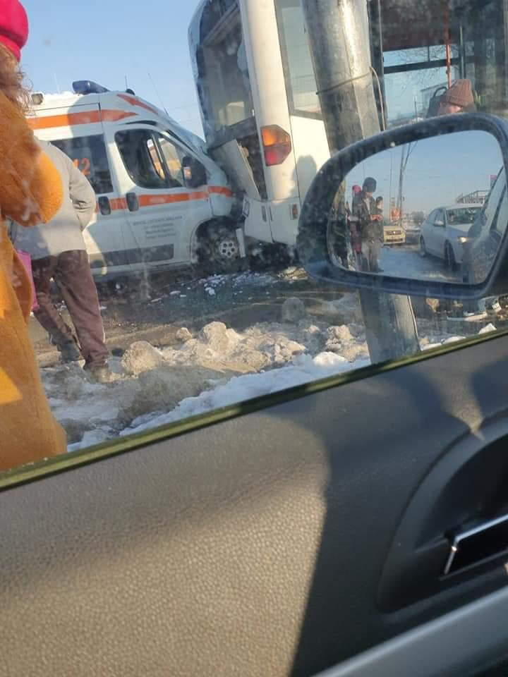 Autobuz STB şi o ambulanţă, accident cu cinci răniţi la intrare în Bucureşti (FOTO) 643477