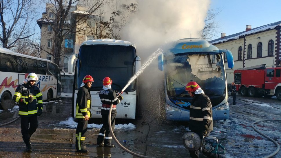 Incendiul de la Autogara Filaret a fost stins. Un autocar a fost făcut scrum (FOTO)
