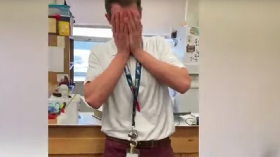 Profesorul a intrat în clasă și a fost înconjurat imediat de elevi. Nu bănuia ce avea să i se întâmple. În doar câteva minute a izbucnit în lacrimi (VIDEO) 