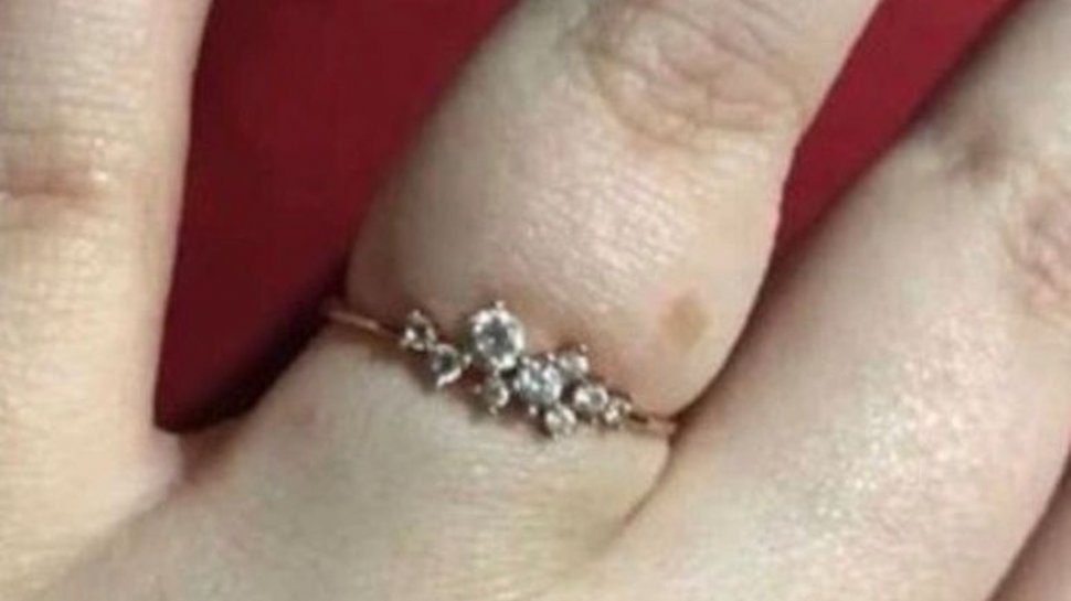 A postat o fotografie cu inelul de logodnă, dar toată lumea a observat un detaliu de-a dreptul ciudat (FOTO)