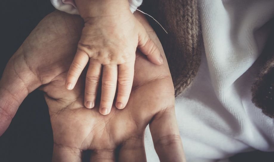 Un bărbat din Argeş şi-a pierdut dreptul de a fi părinte 12 ani, înainte de a deveni tată biologic