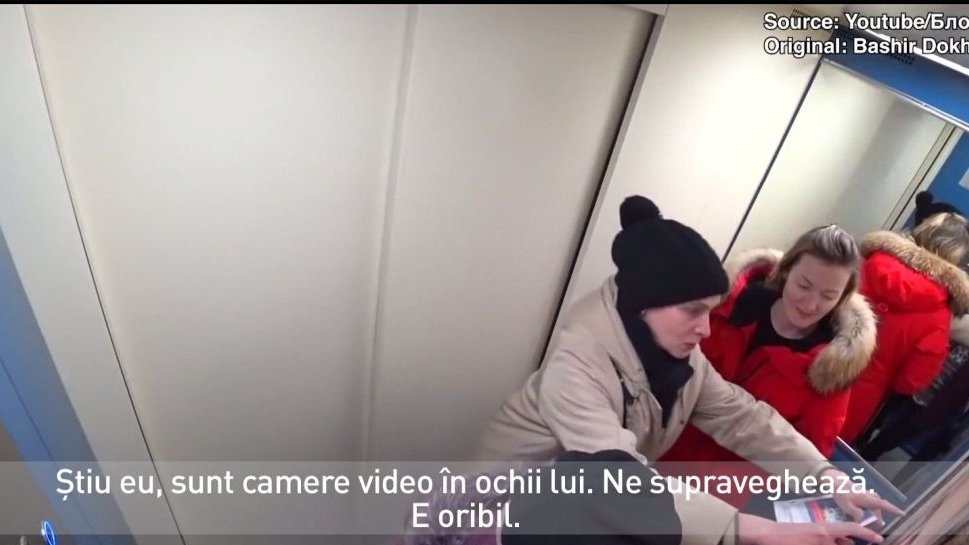 Un vlogger a pus portretul lui Putin în liftul unui bloc din Moscova. Cum au reacţionat ruşii - VIDEO