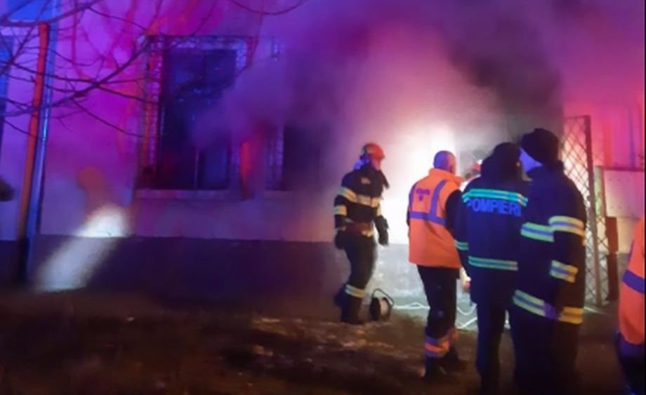 Băiat de 16 ani găsit mort într-o casă distrusă de un incendiu în Neamț