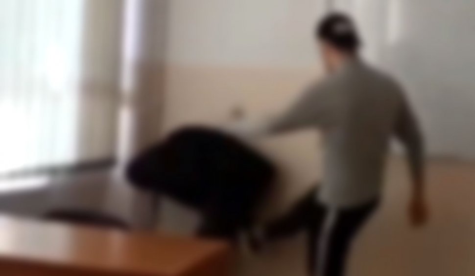 Elev din Târgovişte, filmat când este bătut şi umilit de zece colegi