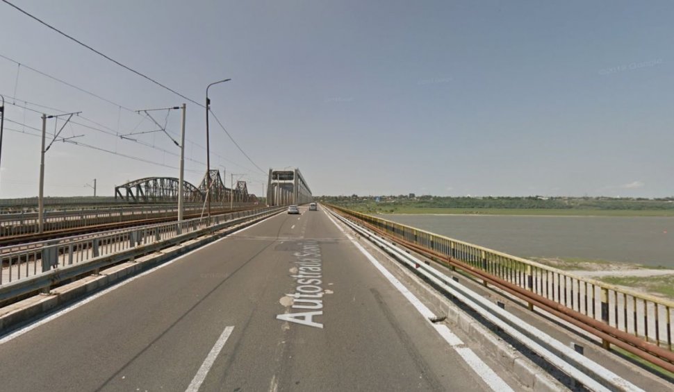 O femeie s-a aruncat în Dunăre de pe podul din Feteşti, pe Autostrada Soarelui