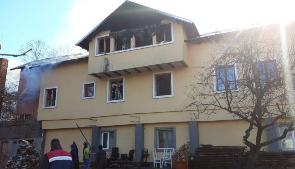 Incendiu de proporții la o casă parohială de la biserica din Valea Screzii