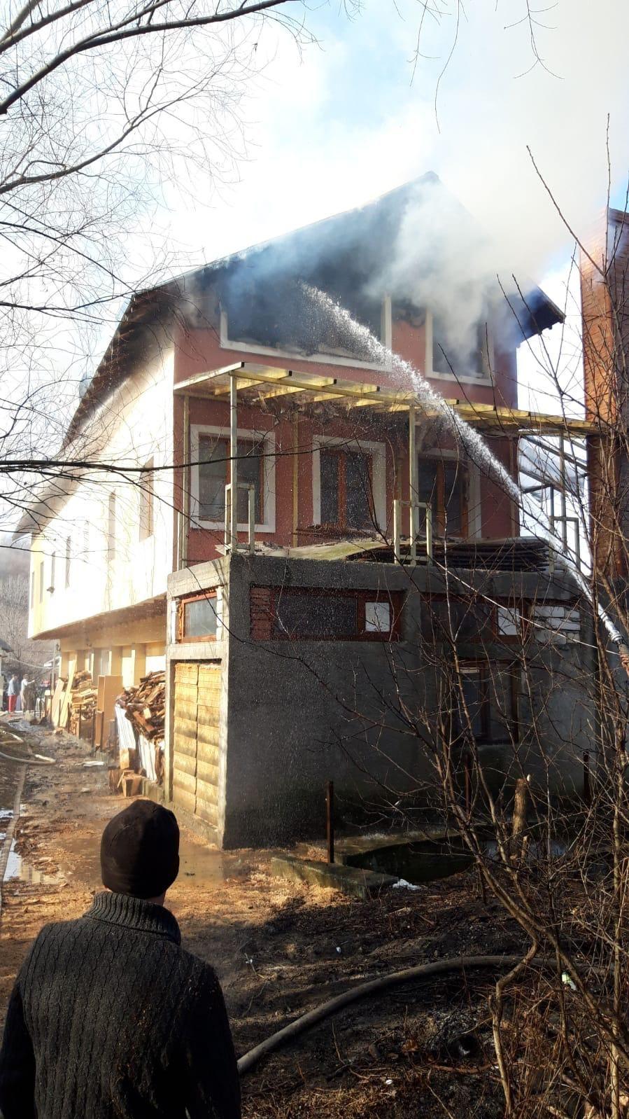 Incendiu de proporții la o casă parohială de la biserica din Valea Screzii 644006