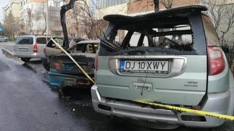Patru mașini arse în totalitate în parcarea unui bloc din Craiova