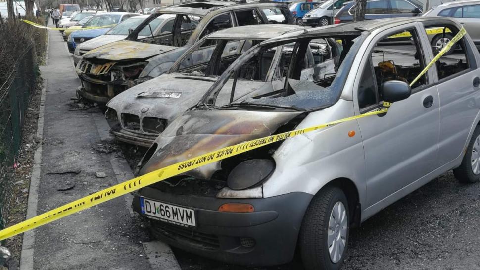 Patru mașini arse în totalitate în parcarea unui bloc din Craiova 643923