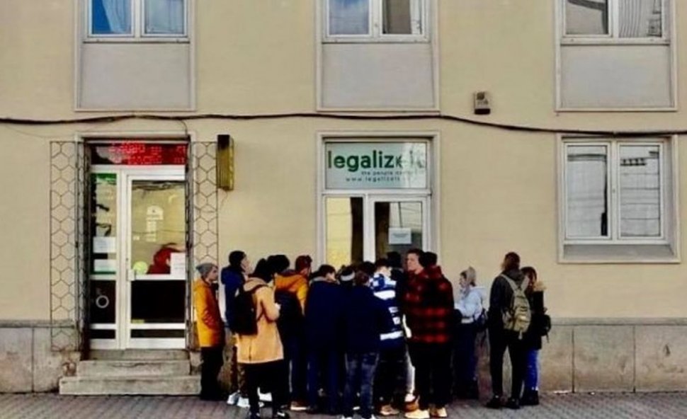 Coadă uriașă la deschiderea primului magazin cu produse pe bază de canabis din Cluj
