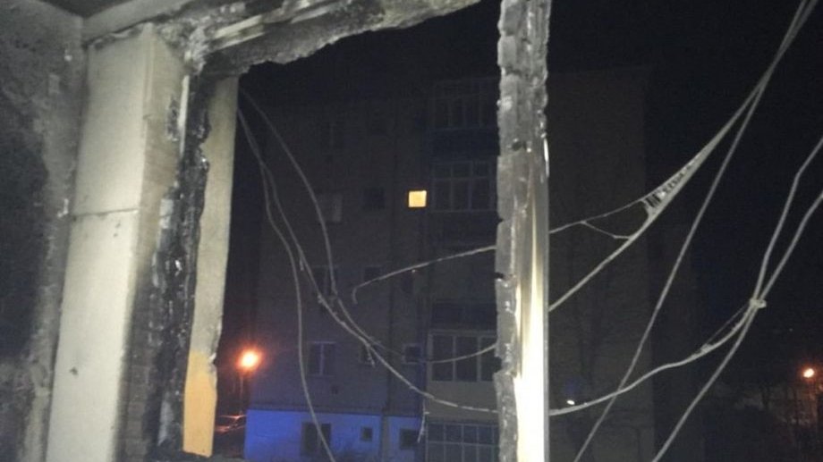 Incendiu într-un bloc din Mureş. 13 oameni au ajuns la spital, printre care şi patru copii - FOTO