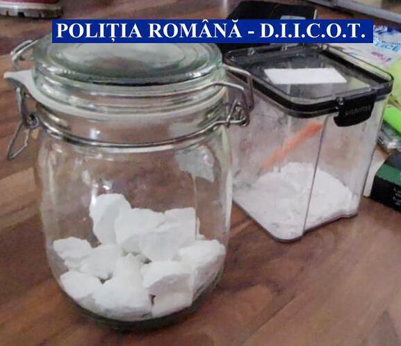 Nouă persoane arestate în Bucureşti şi Giurgiu, pentru trafic de droguri. Ce s-a găsit în casele lor - FOTO 644677