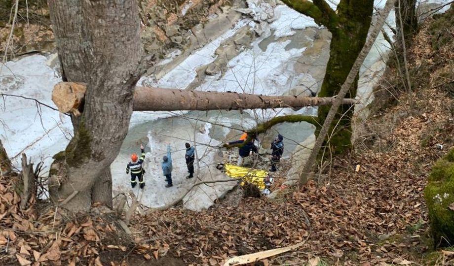A căzut în râu la 15 metri adâncime şi s-a lovit la cap, încercând să-şi salveze soţia. 10 oameni s-au chinuit să-l scoată pe bărbat din apă şi au chemat SMURD, dar ieşise din tură... 644789