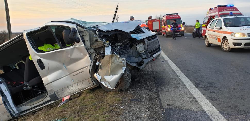 Accident cu opt victime pe DN19. Un microbuz și un autoturism s-au ciocnit 645034
