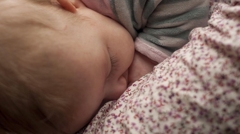Cauzele morții bebelușului sufocat în somn de mamă, la Iași. Detalii tulburătoare din ancheta polițiștilor