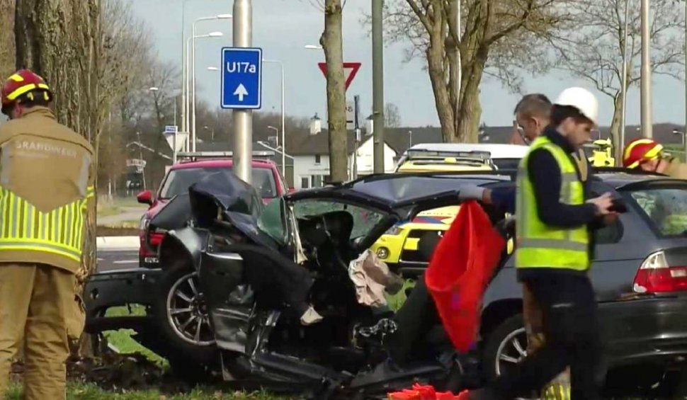 Român mort într-un BMW strivit de un copac, într-un accident în Roermond, Olanda