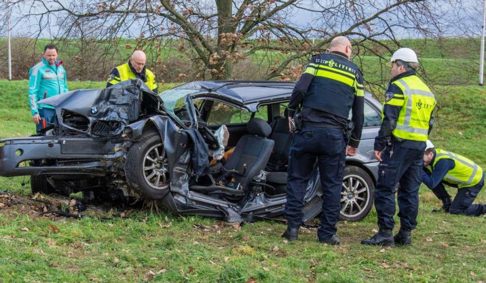 Român mort într-un BMW strivit de un copac, într-un accident în Roermond, Olanda 644943
