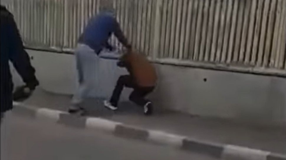 Șoferul unei ambulanțe din Vaslui, filmat în timp ce lovea cu brutalitate un copil (VIDEO)