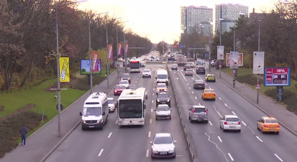 Carambol în București cu cinci mașini. Traficul e paralizat
