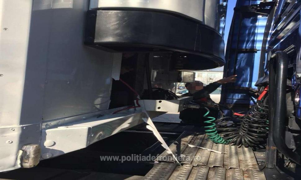 Cincisprezece migranți au fost descoperiți într-o remorcă frigorifică, la Calafat. Fiecare a plătit câte 6.000 de euro pentru a ajunge în Italia 645158