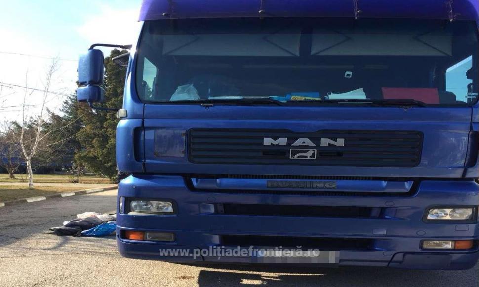 Cincisprezece migranți au fost descoperiți într-o remorcă frigorifică, la Calafat. Fiecare a plătit câte 6.000 de euro pentru a ajunge în Italia 645159