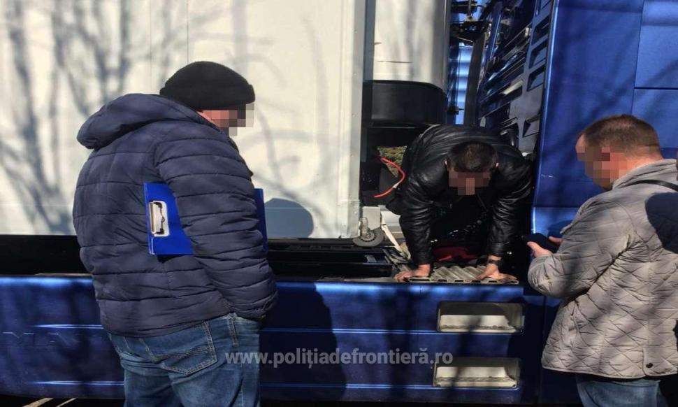 Cincisprezece migranți au fost descoperiți într-o remorcă frigorifică, la Calafat. Fiecare a plătit câte 6.000 de euro pentru a ajunge în Italia 645160