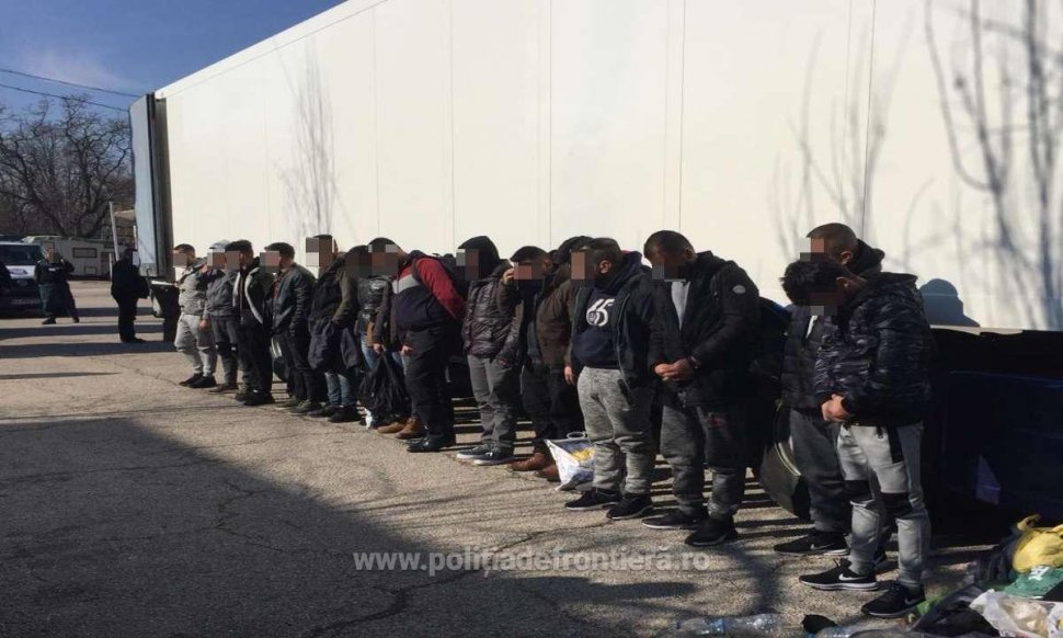 Cincisprezece migranți au fost descoperiți într-o remorcă frigorifică, la Calafat. Fiecare a plătit câte 6.000 de euro pentru a ajunge în Italia