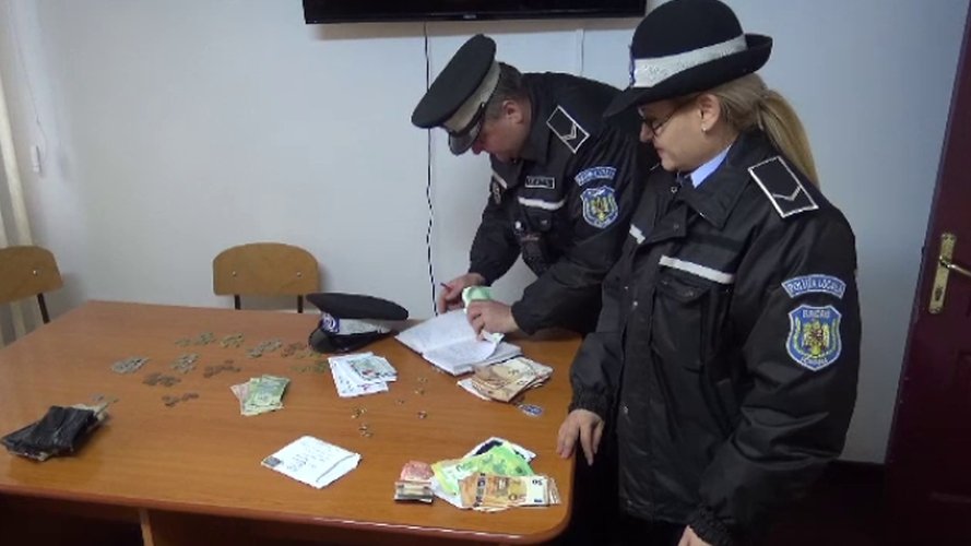O femeie din Bacău și-a uitat o geantă plină cu bani și bijuterii pe o bancă din oraș. După câteva ore a primit un telefon la care nu se mai aștepta 